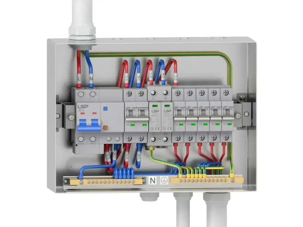 Wnętrze rozdzielni elektrycznej z wyłącznikami i przewodami. Sprawdź uzbrojenie rozdzielni elektrycznej cena.
