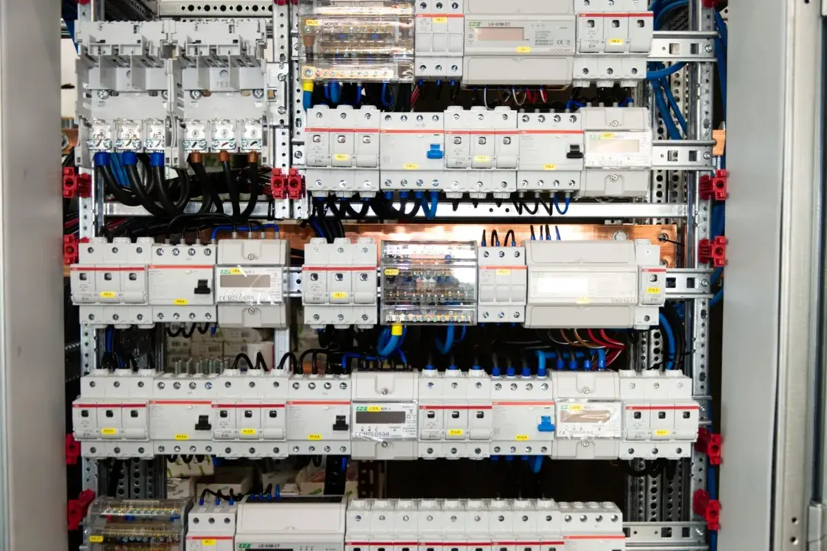 Rozbudowane uzbrojenie rozdzielni elektrycznej z licznymi wyłącznikami i zabezpieczeniami. Sprawdź aktualną uzbrojenie rozdzielni elektrycznej cena.