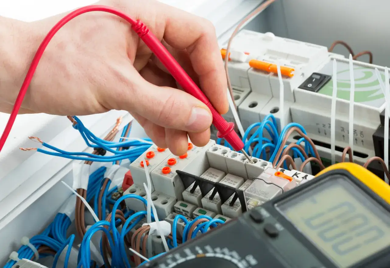 Zdjęcie Ile kosztuje elektryka w domu 100m2? Sprawdź, co wpływa na ceny