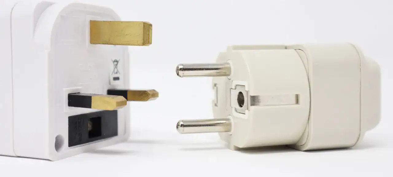 Adapter do wtyczek, który pozwoli podłączyć urządzenia z brytyjskimi gniazdami do hiszpańskich gniazdek.