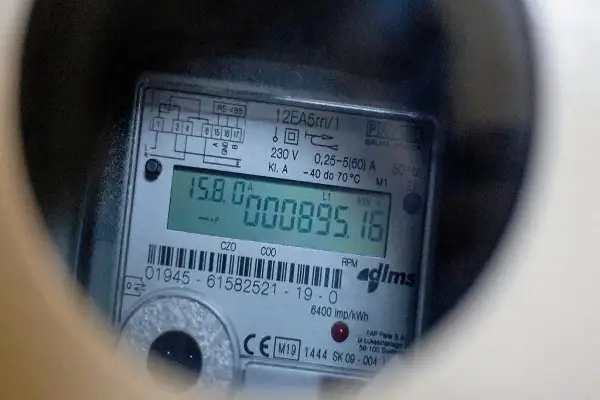 Cyfrowy licznik energii pokazuje 895,16 kWh. To miesięczne zużycie prądu, które można odczytać z wyświetlacza.