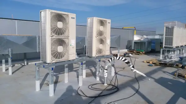 Jednostki zewnętrzne klimatyzacji na dachu, instalacja.